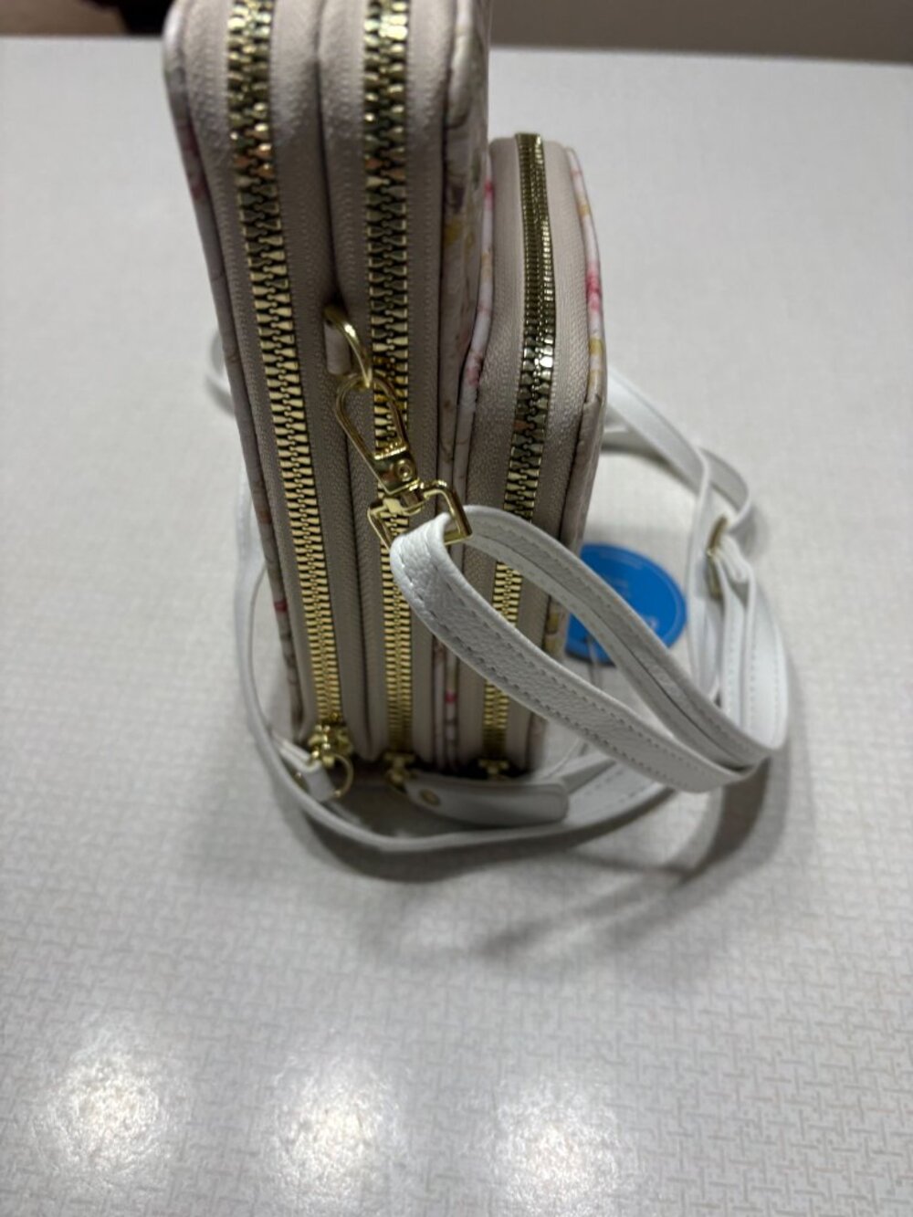 NWT Ch!c Unlimited Small Crossbody In Floral Print with many compartments - Picture 3 of 9